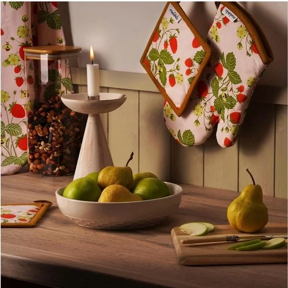 Muldale Oven Mitt and Kitchen Towel Set. Strawberry Dish and Pot Holders. - Picture 7 of 10